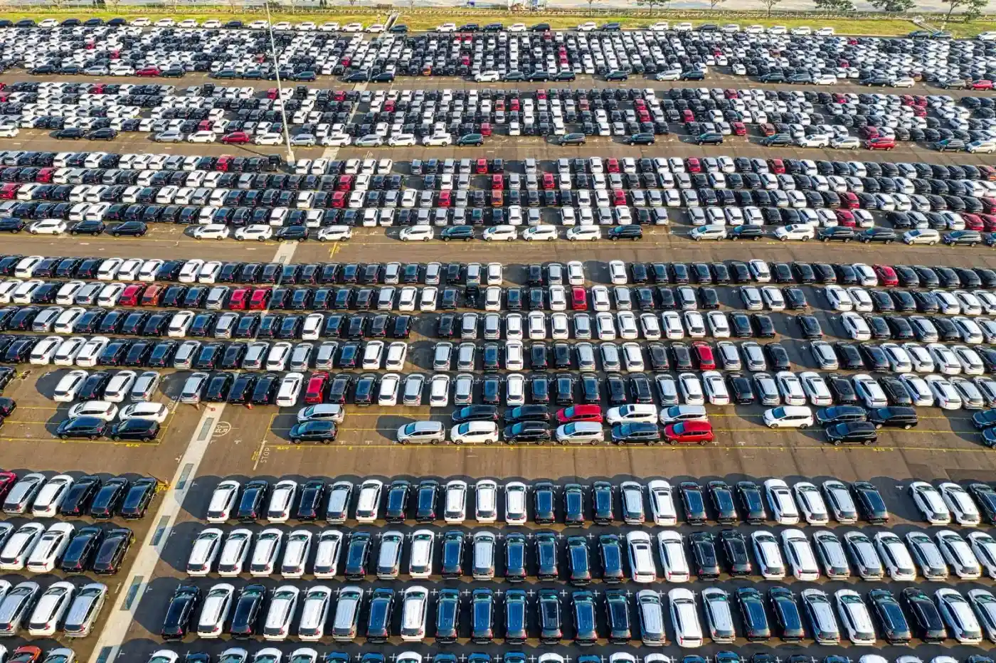 Rows of vehicles in a parking lot, viewed from above